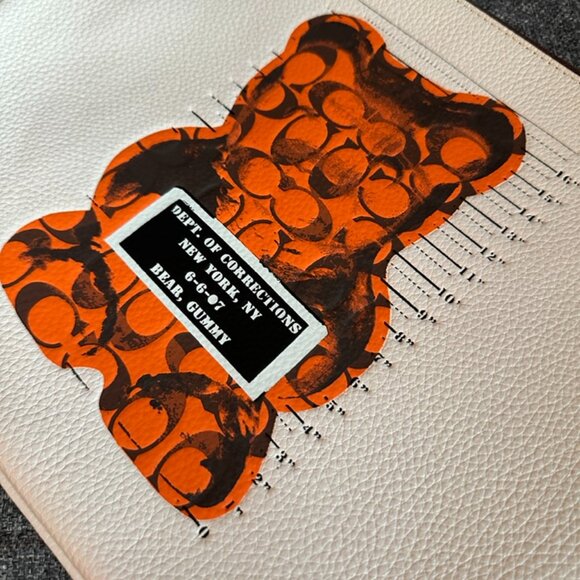 NWT! RARE! F77886 COACH X WHISBE VANDAL GUMMY BEAR LARGE WRISTLET 30 CHALK POUCH - Picture 4 of 8